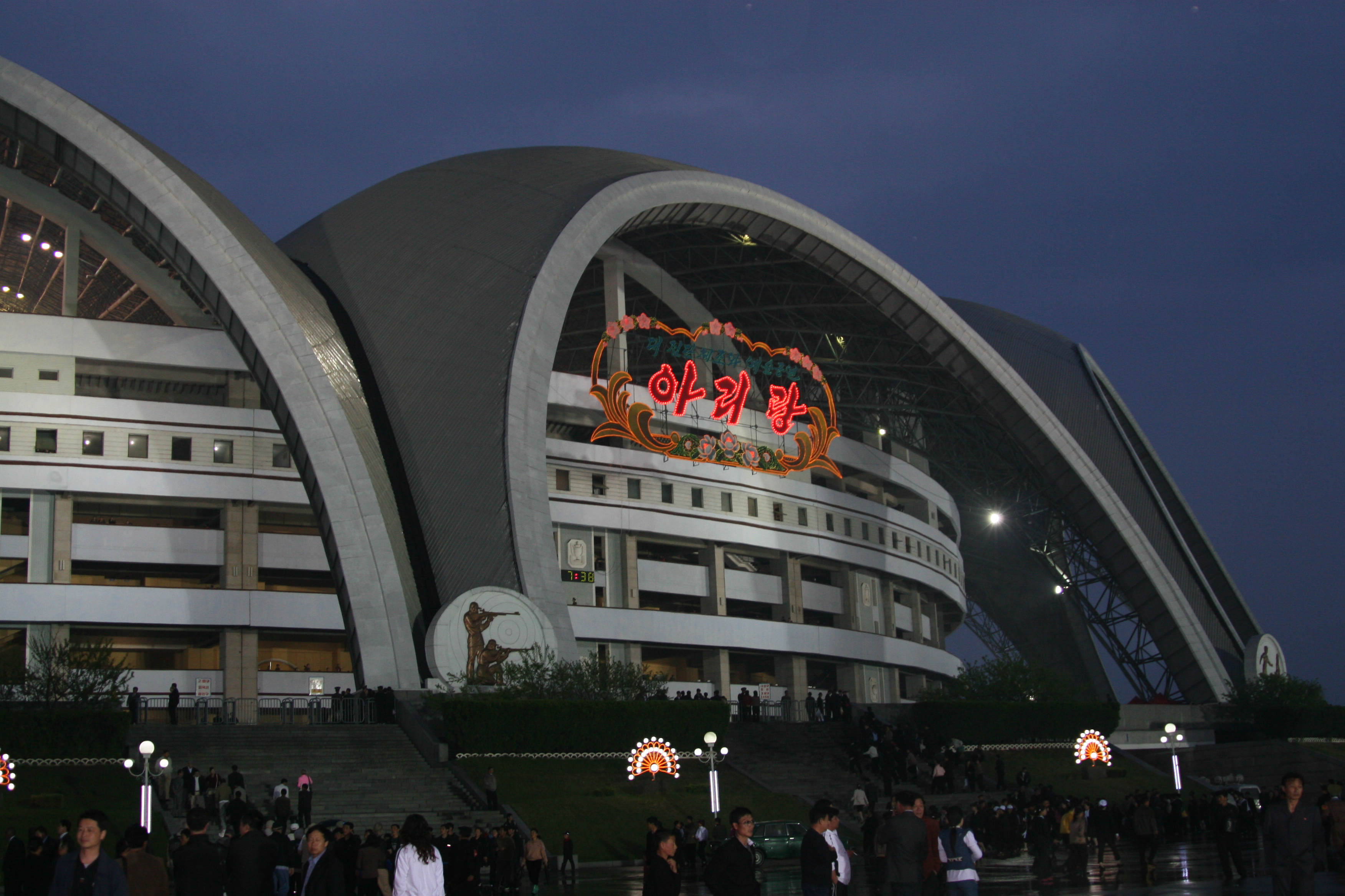 Rŭngrado May First Stadium